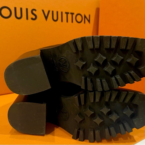 Louis Vuitton Star Trail Ankle Boot
New cond. dust bag & box
Runs small 8-8.5 - Picture 9 of 10
